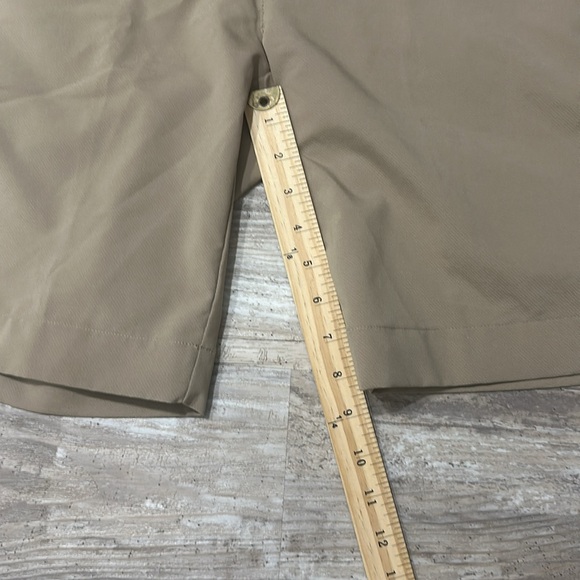 Women’s Under Armour performances khaki shorts size 6. - Picture 4 of 8